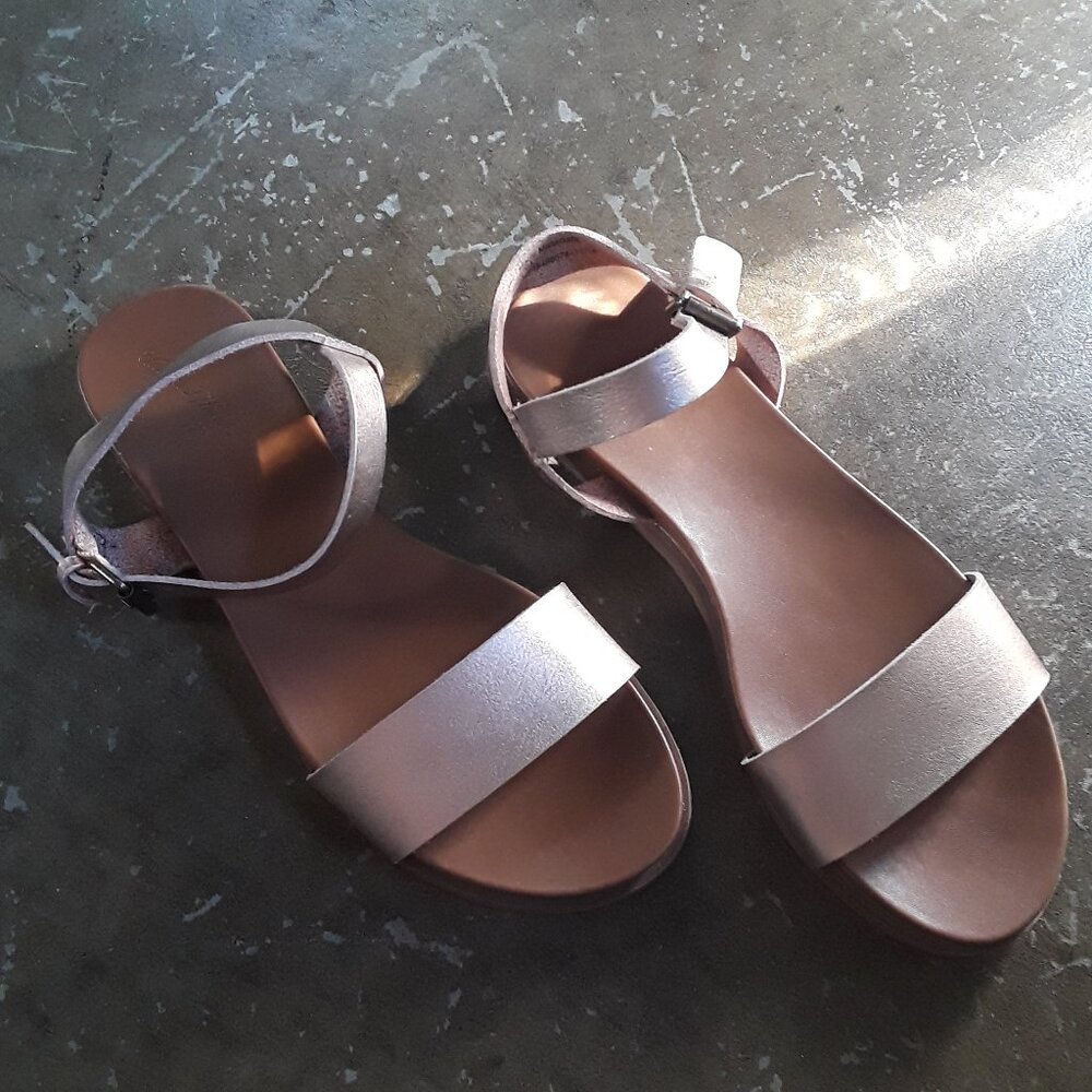 Universal Thread Strap Sandals (size 7.5)